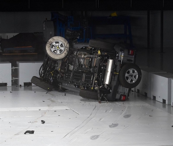 Jeep Wrangler fiknął kozła w teście zderzeniowym. To pierwszy taki przypadek w historii