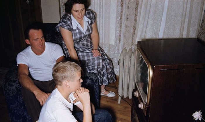 Почему британские семьи до сих пор смотрят черно-белые телевизоры?