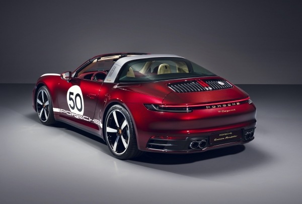 Porsche 911 Targa 4S Heritage Design Edition atakuje gadżetami w stylu retro