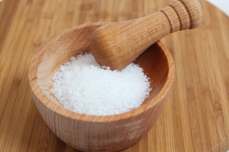 «Белый яд», который не нужен человеческому организму, а также другие мифы о соли