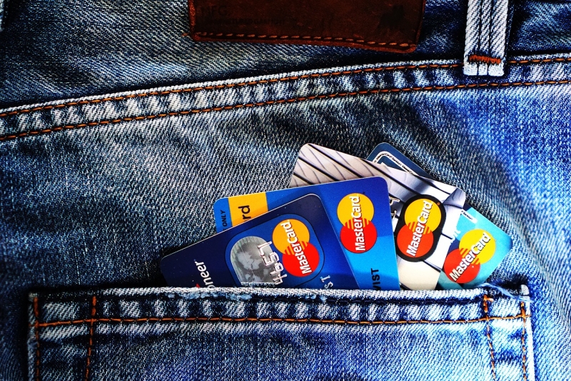 Банковские карты и мобильные приложения станут платными