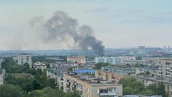 В Челябинске на улице Кожзаводская горит лесопилка