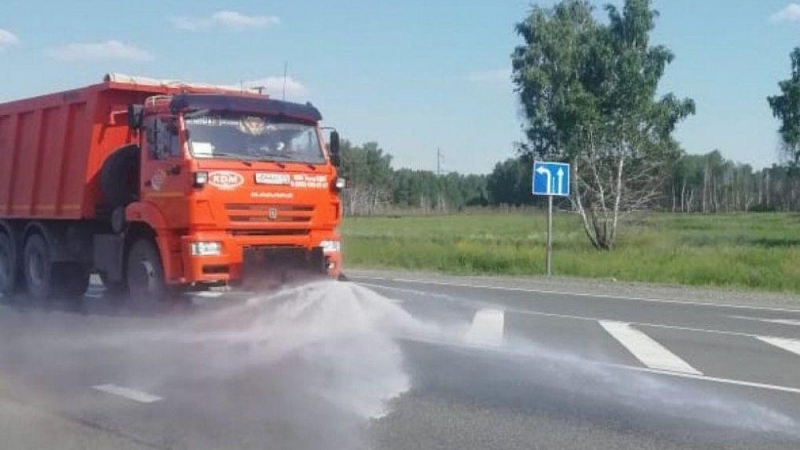 Дороги Челябинской области обливают водой из-за жары