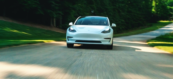 Samochody elektryczne tracą mnóstwo energii podczas ładowania. Tesla Model 3 – nawet 25 proc
