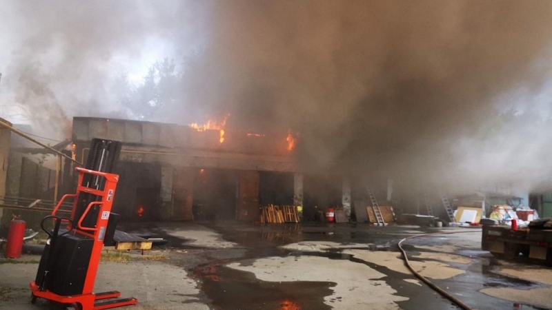 Более 40 пожарных, рискуя жизнью, тушат пожар на лесопилке в Челябинске