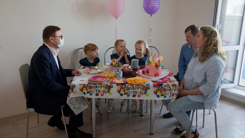 С новосельем и днём рождения девочек-тройняшек поздравил челябинскую семью Алексей Текслер