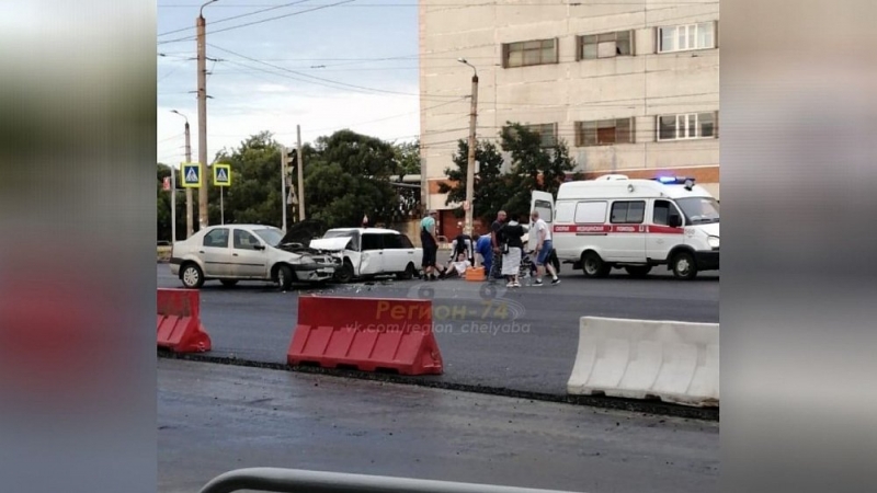 Во время ДТП в Челябинске пострадал водитель, передвигающийся на машине без номеров