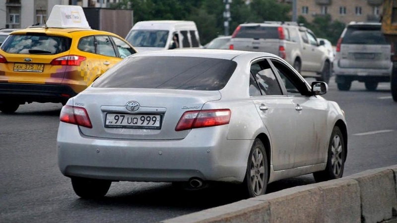 Все больше автомобилей с иностранными номерами появляется в Челябинске