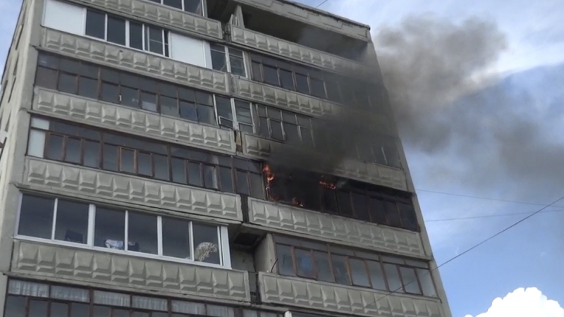 Крупный пожар произошёл в многоэтажке в Златоусте