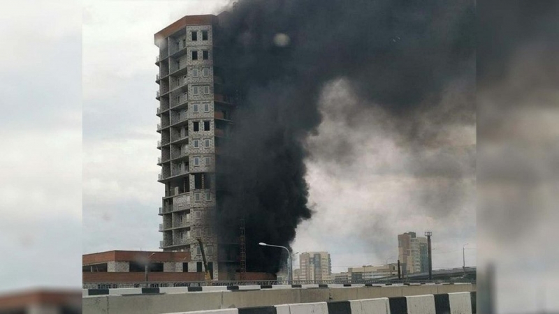 Скандальное недостроенное здание вспыхнуло в Челябинске на улице Свободы