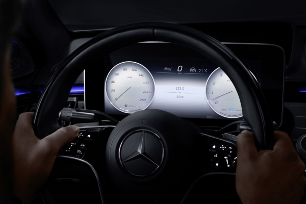 Mercedes właśnie pokazał kawałek nowej klasy S. Ale skupił się głównie na ekranach