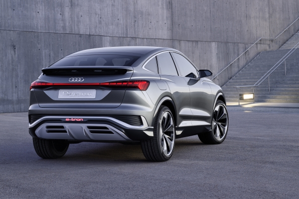Audi prezentuje Q4 Sportback e-tron concept. Ma ekran w podsufitce