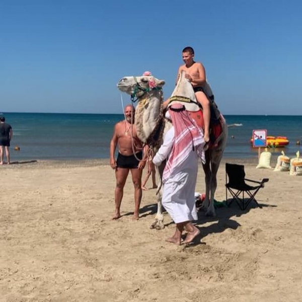 В Анапе у фотографа на пляже изъяли верблюда