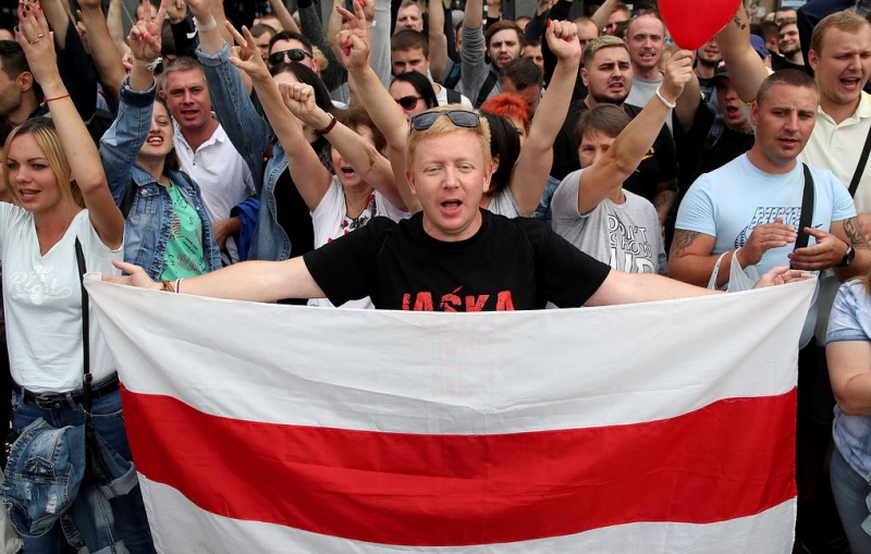 Протестующие в Минске рассказали, откуда в городе столько бело-красных флагов