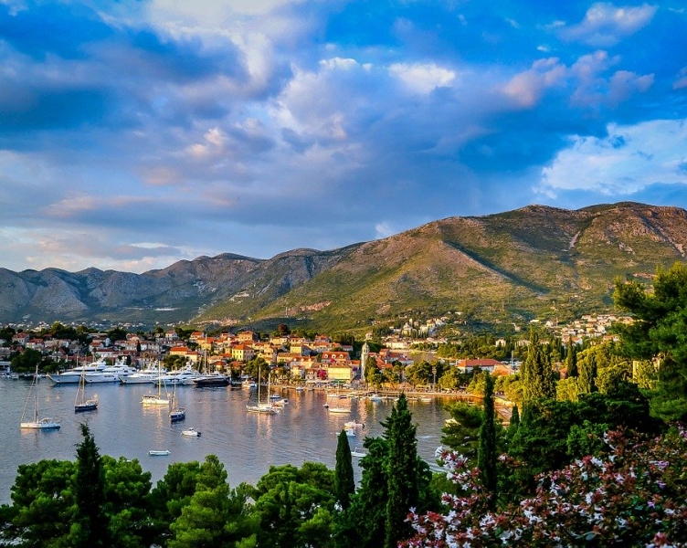 Источник сообщил об отказе Черногории принять российских туристов