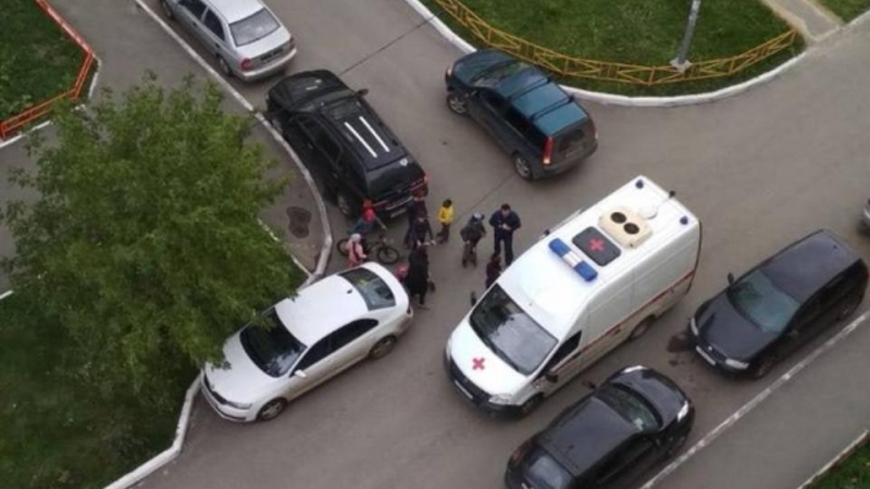 Двух детей сбили во дворе дома в Челябинске
