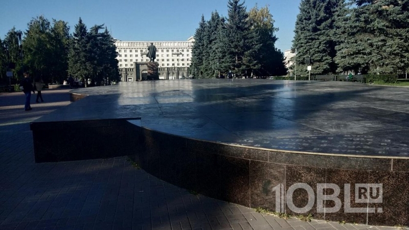В Челябинске на центральной площади закрыли фонтан