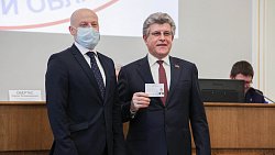 Фоторепортаж с вручения удостоверений новоиспеченным депутатам Заксобрания