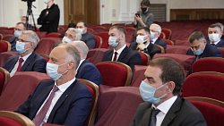 Фоторепортаж с вручения удостоверений новоиспеченным депутатам Заксобрания