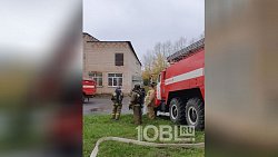 Пожарные окружили одну из школ в Сатке