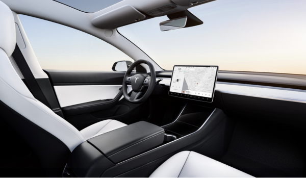 Tesla sprzedaje używane auta pokazując ich rendery, ale pieniądze chcą prawdziwe