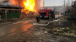 Крупный пожар всполошил целую улицу частного сектора в Сатке