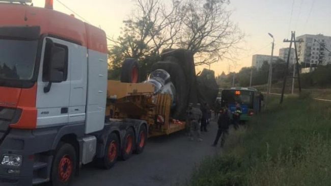 В Грузии военный самолет врезался в автобус