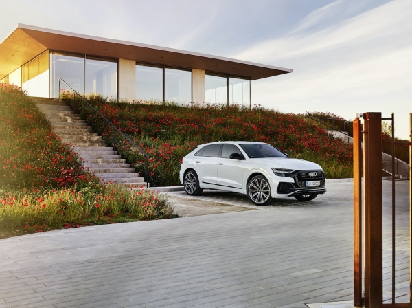 Audi Q8 z wtyczką już oficjalnie. Dwie wersje do wyboru i nawet 460 KM mocy