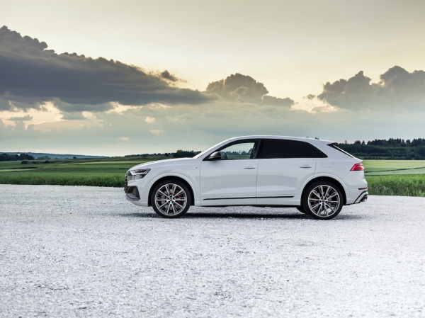 Audi Q8 z wtyczką już oficjalnie. Dwie wersje do wyboru i nawet 460 KM mocy