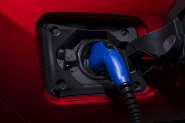 Toyota RAV4 Plug-in Hybrid będzie jednocześnie tańsza i droższa od Suzuki Across
