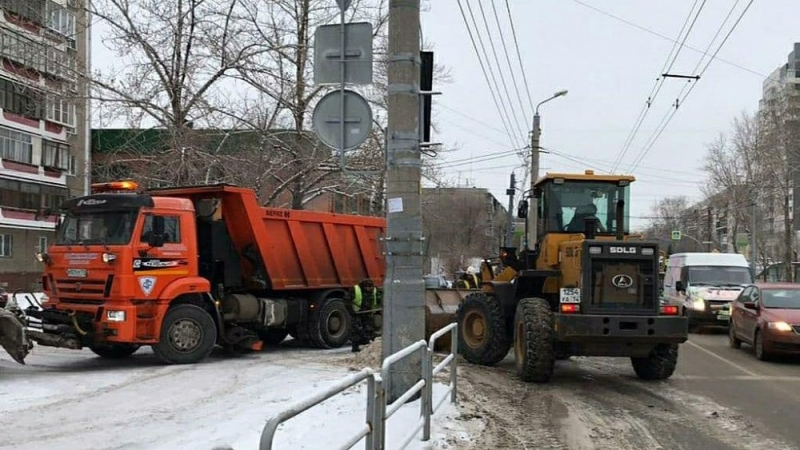 158 единиц техники вышло на борьбу со снегом в Челябинске