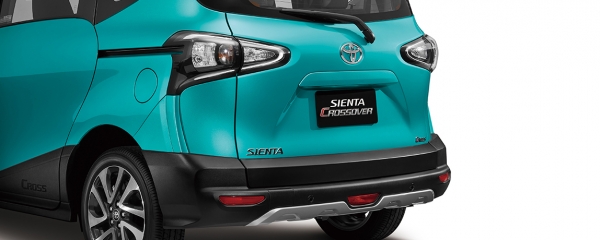 Oto Toyota Sienta Crossover – samochód, który przydałby się każdemu, ale nikt by go nie chciał*