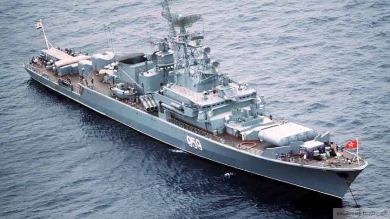 Боевой корабль НАТО подошел на опасное расстояние к судну-трубоукладчику РФ
