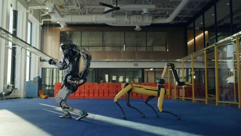 
Роботы «поздравили» человечество с Новым 2021 годом зажигательным танцем                