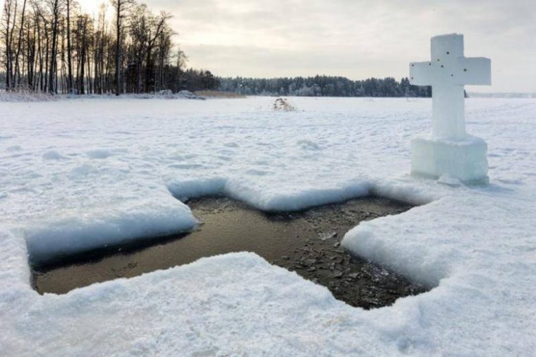 
Какую молитву читать в крещенское купание                