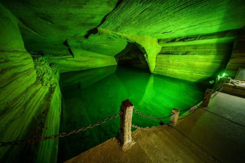 
Тайны древних пещер священной горы Хуашань в Китае                