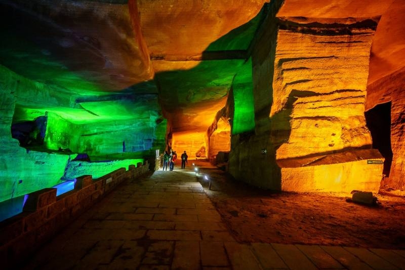 
Тайны древних пещер священной горы Хуашань в Китае                