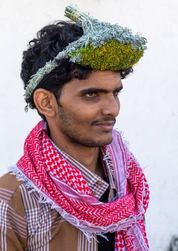 
В Саудовской Аравии мужчины носят цветочные венки, и это выглядит красиво                