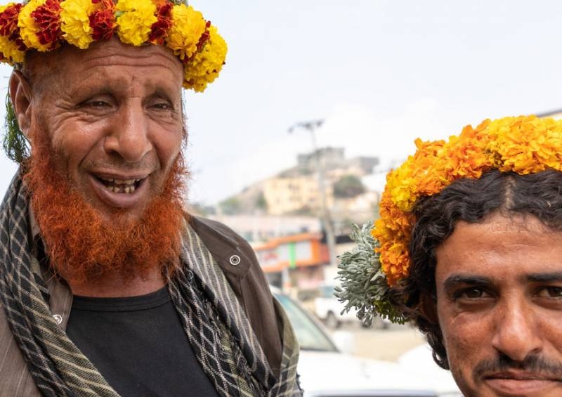 
В Саудовской Аравии мужчины носят цветочные венки, и это выглядит красиво                