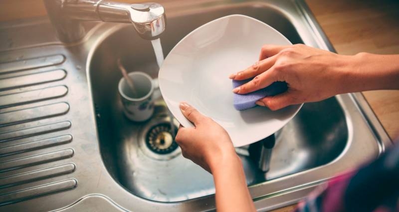 
Мыть посуду руками или в посудомоечной машине: какой способ выбрать экономной хозяйке                