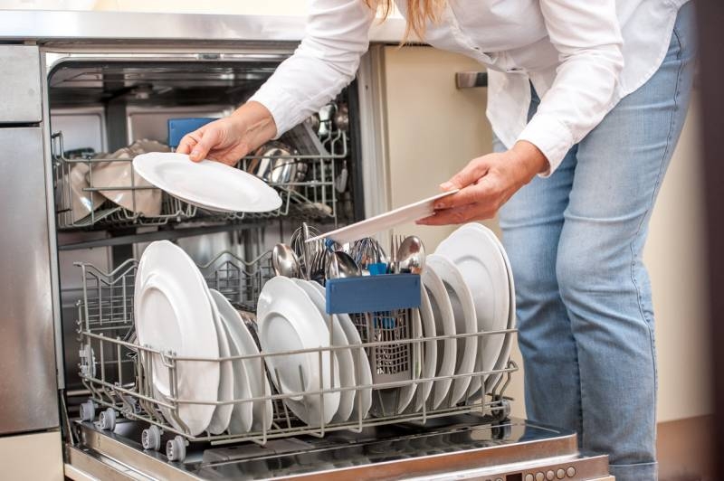 
Мыть посуду руками или в посудомоечной машине: какой способ выбрать экономной хозяйке                