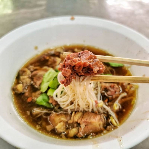 
В чем секрет «вечного» супа из говядины, который непрерывно варится в Бангкоке 45 лет                