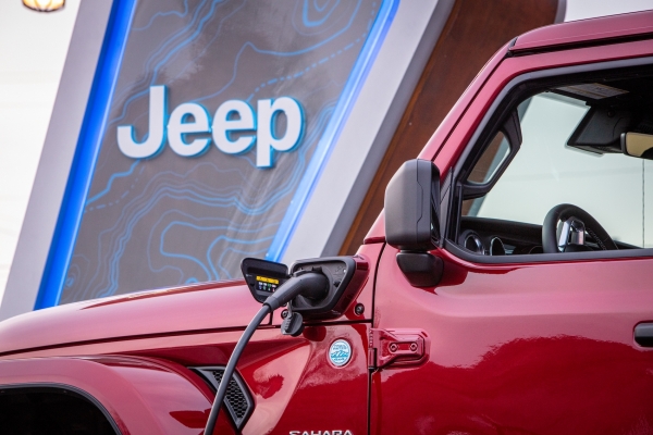 Oczywiście, że hybrydowy Jeep Wrangler nadaje się do jazdy po bezdrożach. Znaczy tych z ładowarką