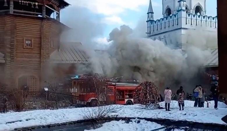 
В Измайловском кремле на востоке Москвы произошел пожар                