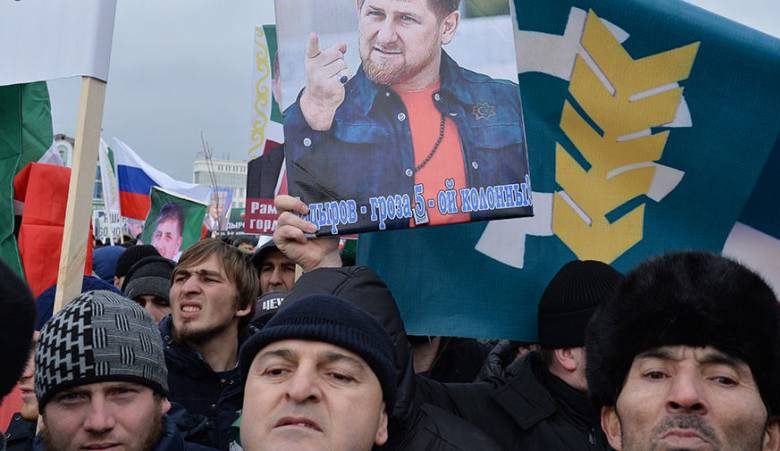 
Жители Чечни вышли на улицы на массовый митинг, требуя встречи с Кадыровым                
