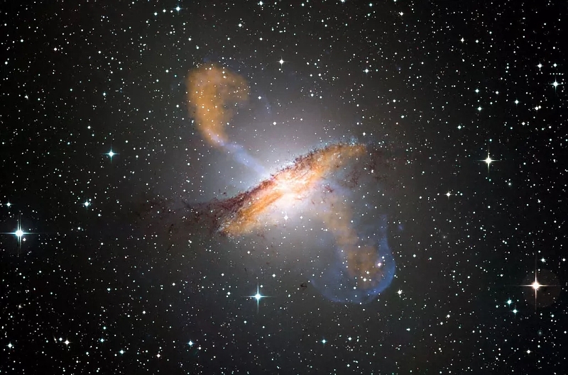 
Астрономам удалось сделать фотографию черной дыры, способной поглотить все на своем пути                