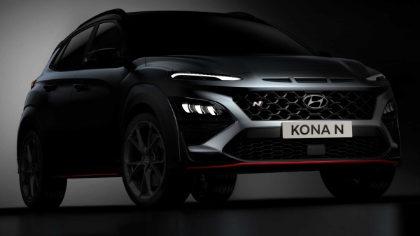 Hyundai Kona N bez kamuflażu pokazany na teaserach. Rozjaśnijcie sobie monitory