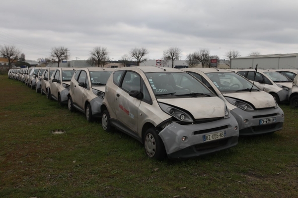 Setki samochodów elektrycznych gniją w trawie – są tanie, a i tak nikt ich nie chce