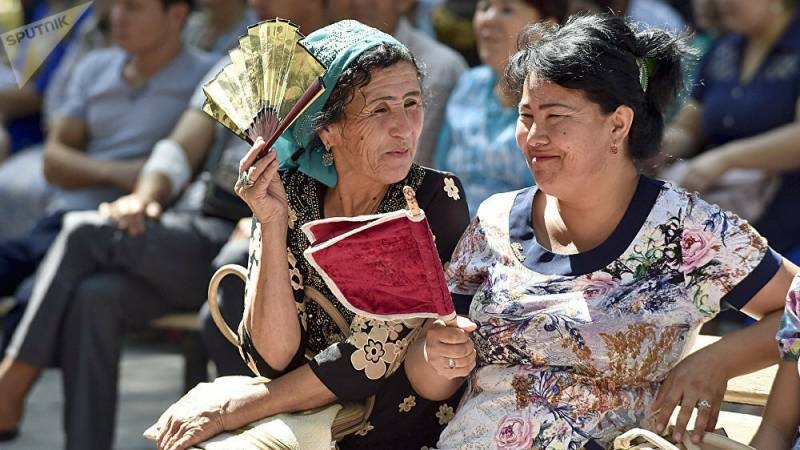 
Как жители Узбекистана переносят 50-градусную жару без кондиционеров                