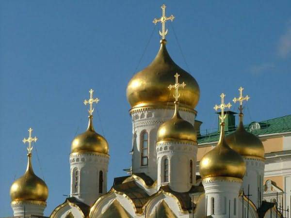 
Зачем православные верующие во время Троицы несут березовые ветки на кладбище                